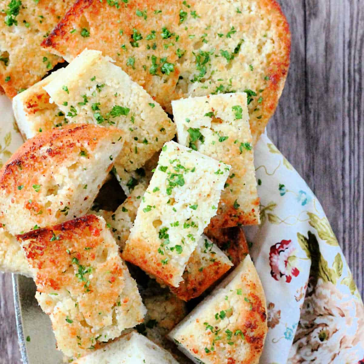 Easy Garlic Bread Recipe with Video - Foodtastic Mom