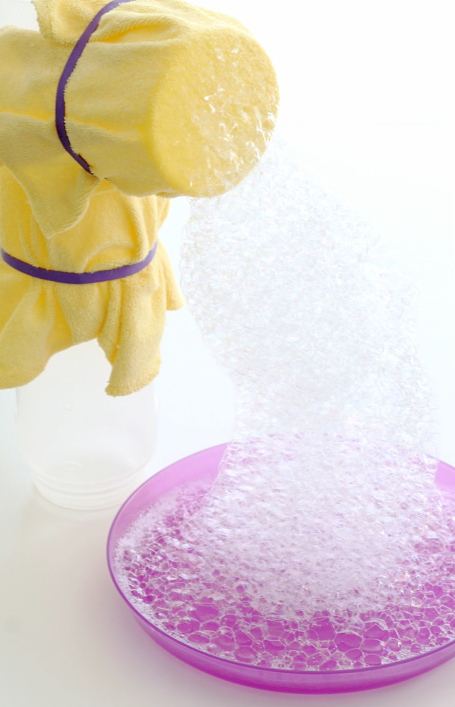 DIY Bubble Blower Craft | Foodtastic Mom #KeepSpringBubbly