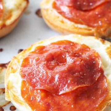 Pizza Bagels with Video by Foodtastic Mom #pizzabagels #video