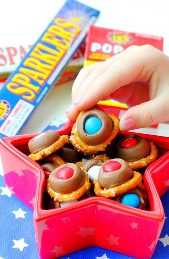 Patriotic Pretzel Bites by Foodtastic Mom #redwhiteandblue