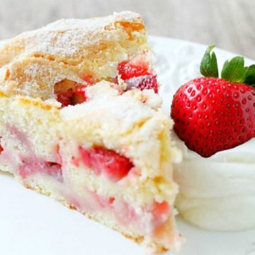 French Strawberry Cake | Foodtastic Mom #frenchstrawberrycake #cakerecipes #strawberrycake