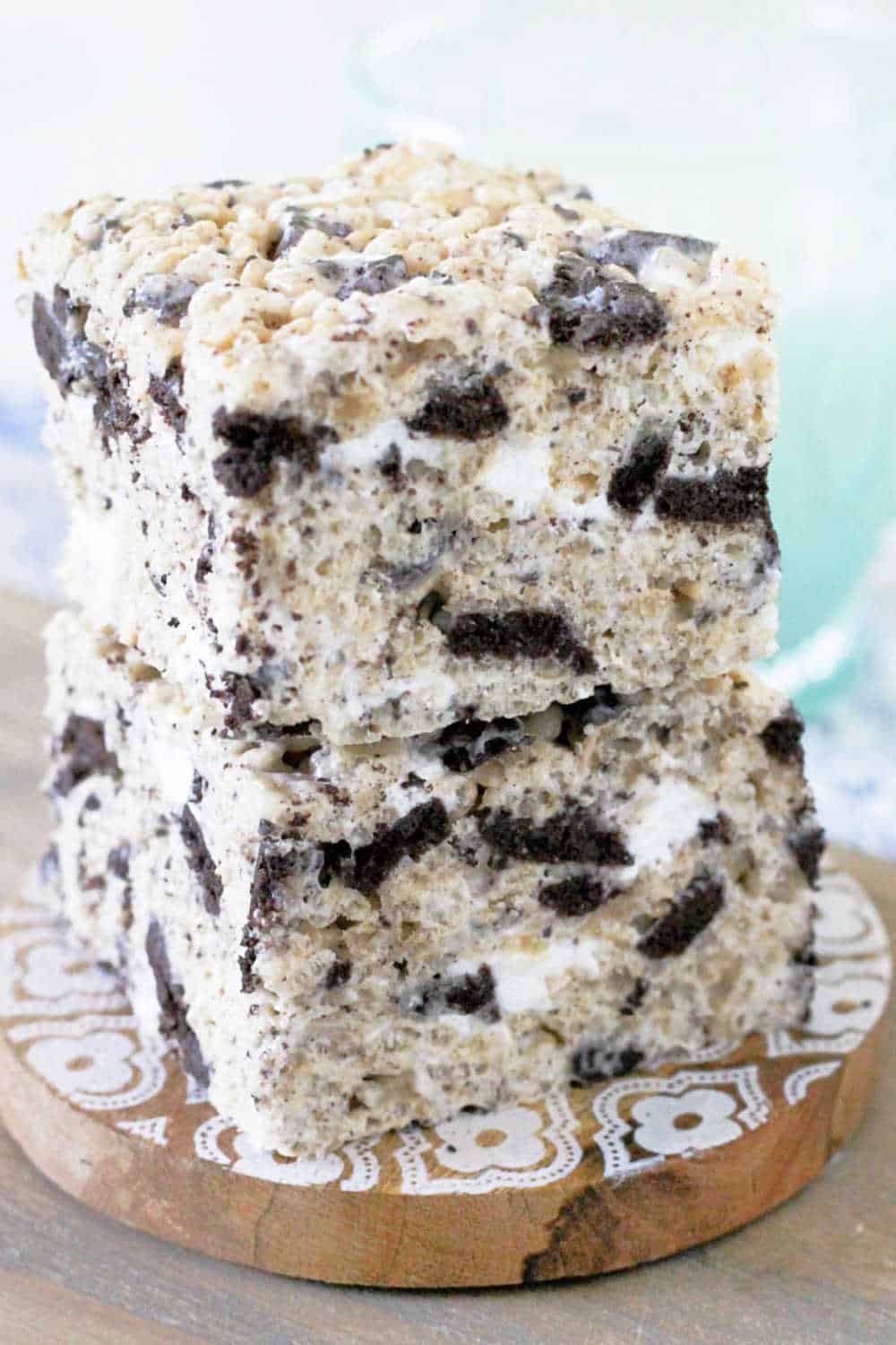Oreo Krispies take the classic rice krispie treat recipe and kick it up with the addition of crushed Oreo cookies plus extra marshmallows. via @foodtasticmom