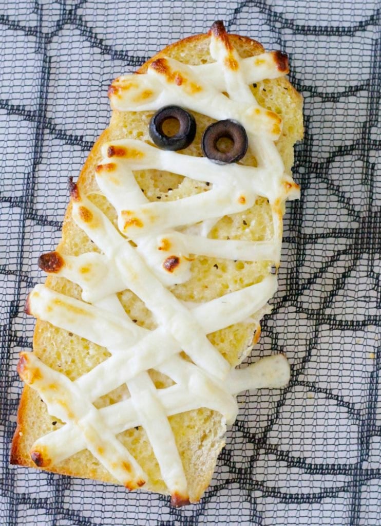 showing the detail of one slice of mummy garlic bread