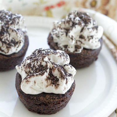 plated tiramisu brownie bites