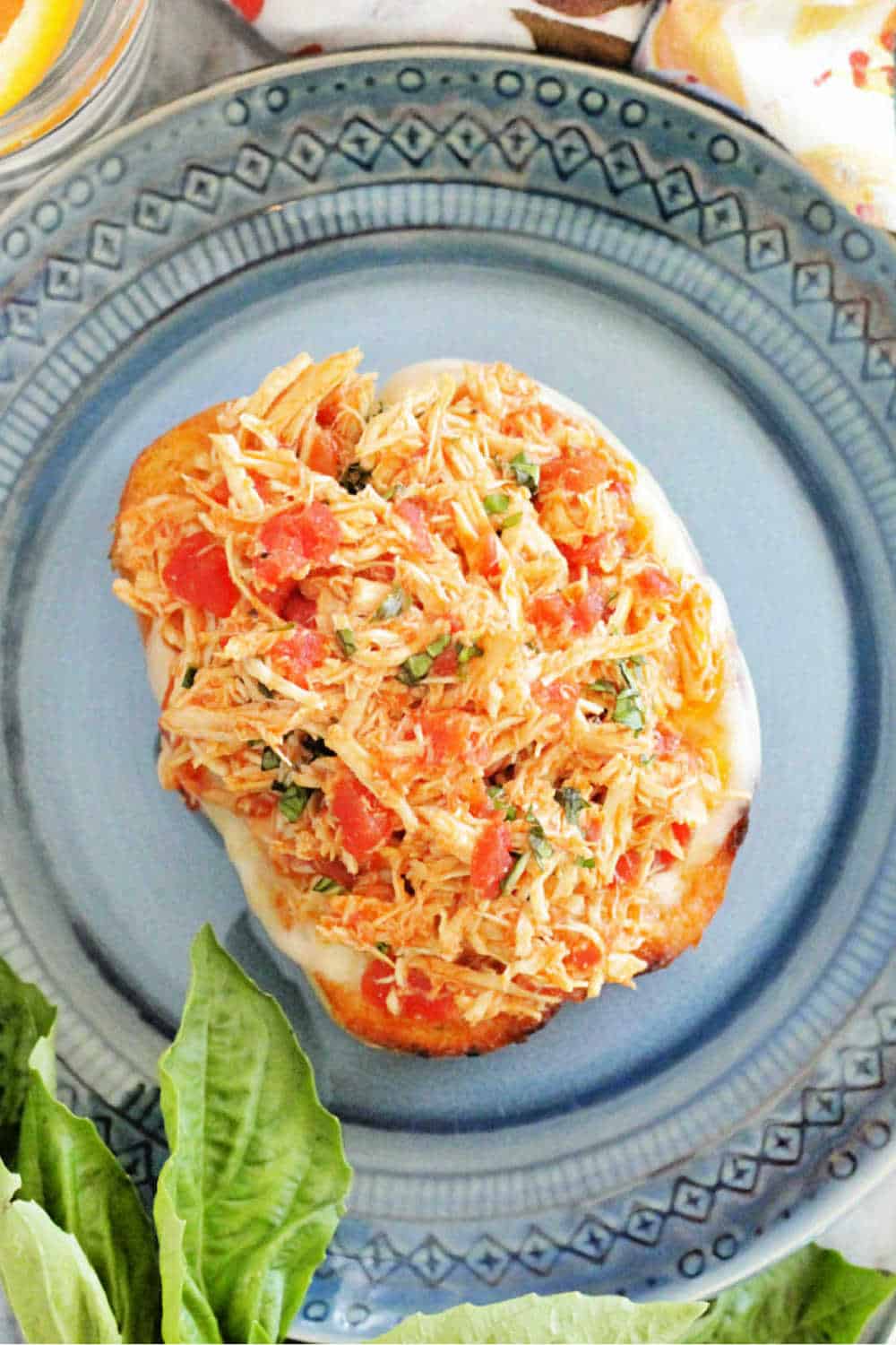 Italian crockpot chicken sandwiches are an easy dinner with big flavor. Delicious chicken piled high on toasty garlic bread. via @foodtasticmom