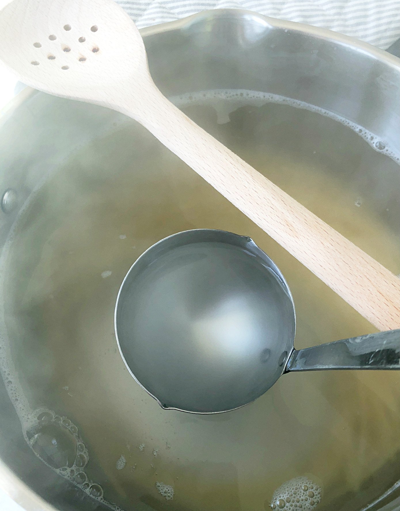 using pasta water for easy and perfect buttered spaghetti