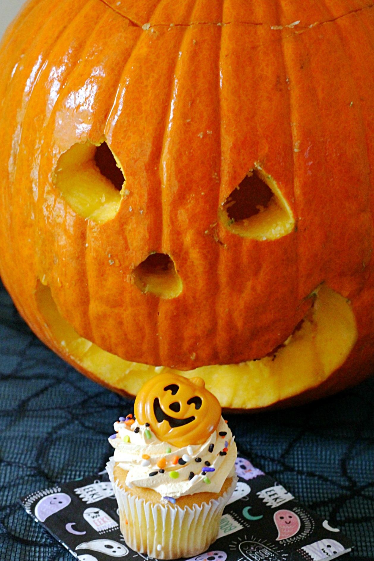 pumpkin spice whipped icing cupcakes with carved pumpkin