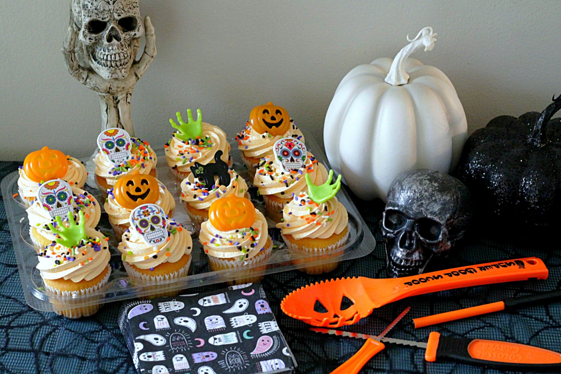 pumpkin spice whipped icing cupcakes