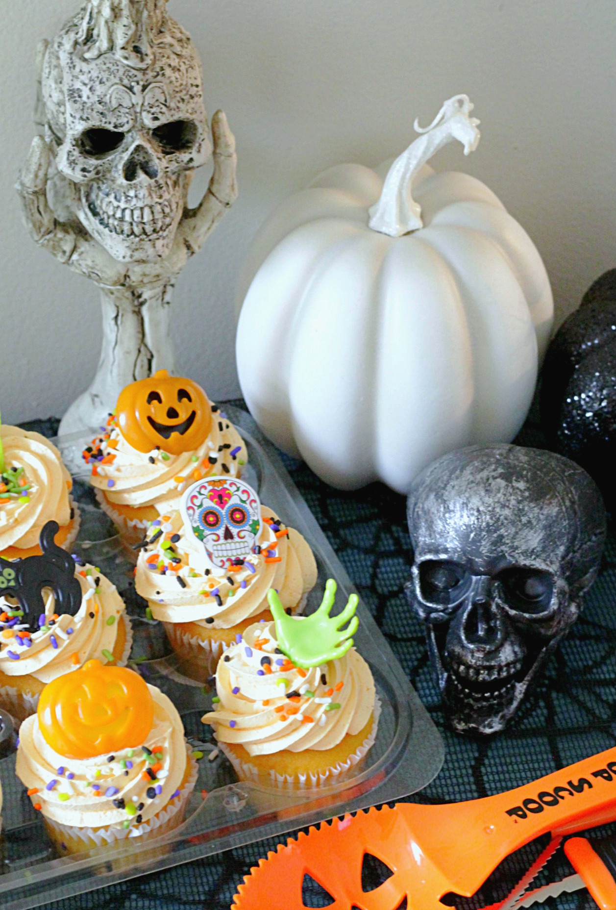 pumpkin spice whipped icing cupcakes