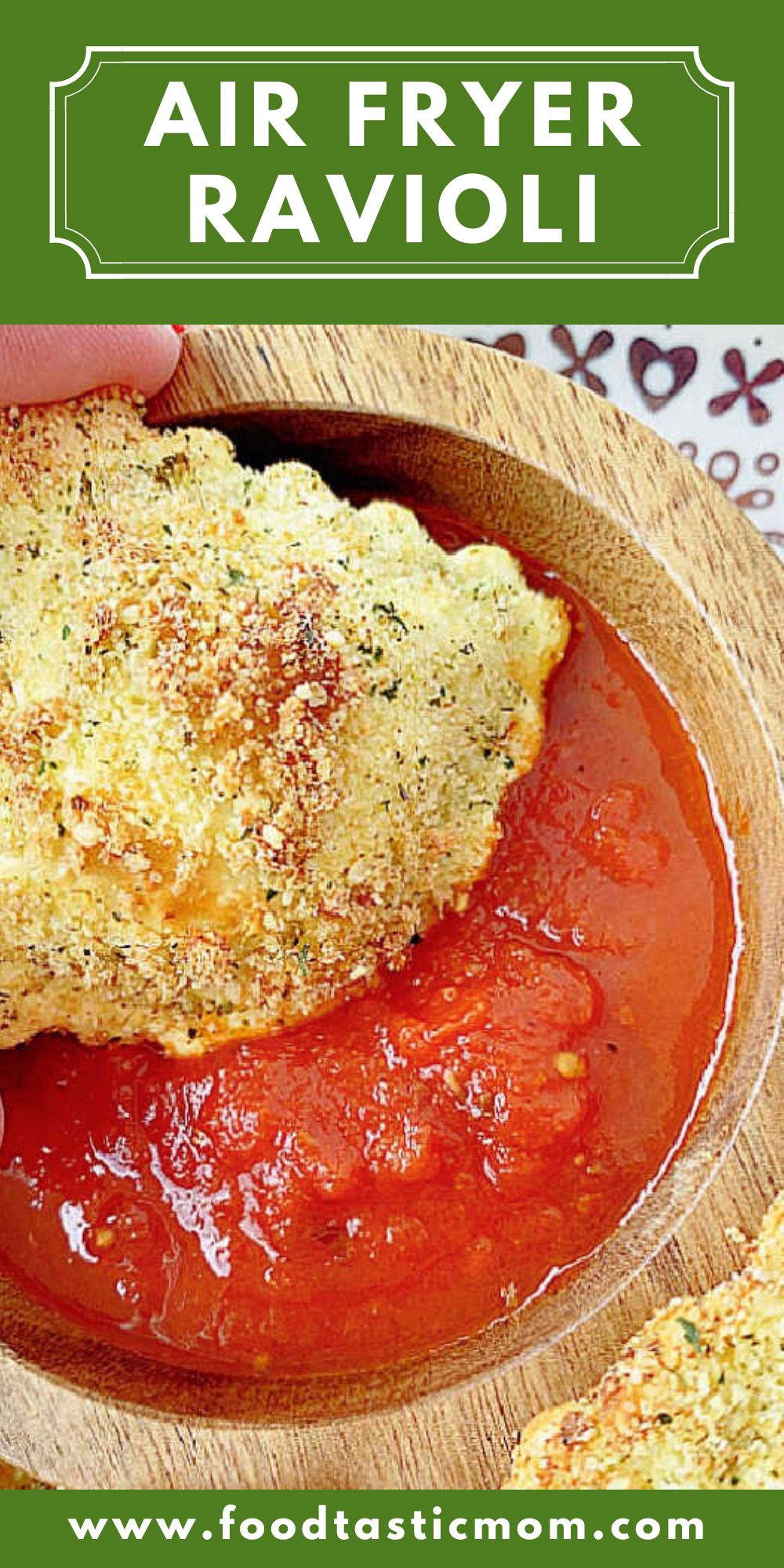 Air Fryer Ravioli coats fresh cheese ravioli with egg and bread crumbs and cooks them to crispy perfection for dipping in marinara sauce. via @foodtasticmom