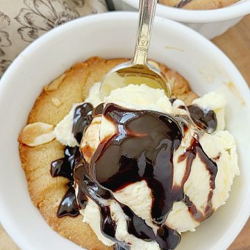 Peanut Butter Cookie Cake | Foodtastic Mom #peanutbuttercookies #cookiecake
