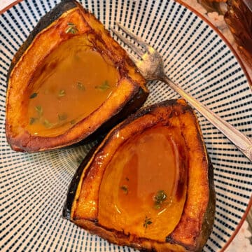 air fryer acorn squash halves seasoned and ready to serve