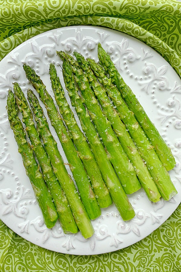 air fryer asparagus on plate