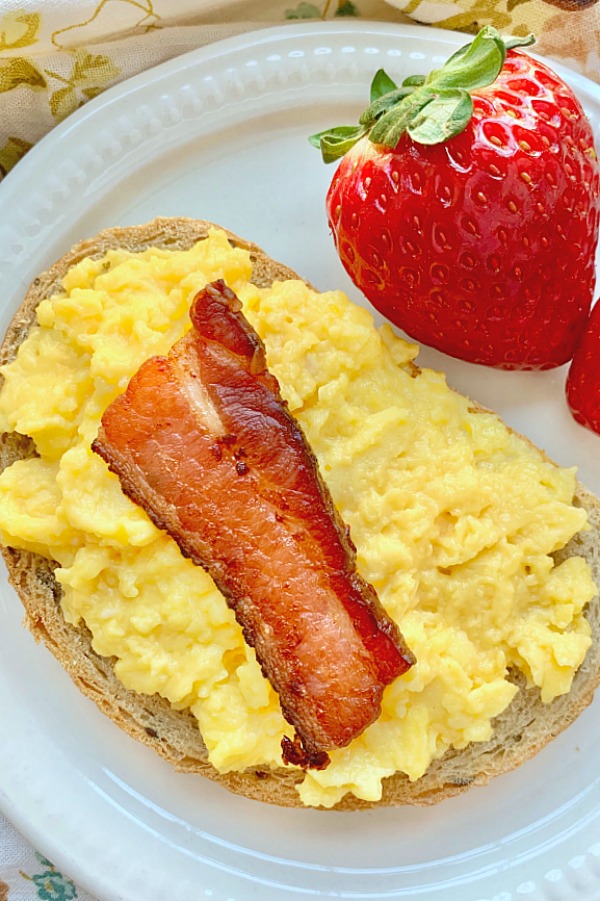 bacon scrambled egg toast