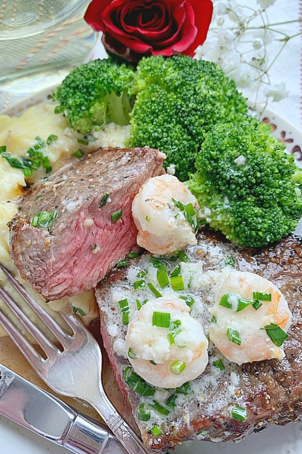 air fryer steak sliced on the plate