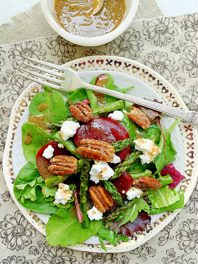 picture of plated French country salad with a side of French vinaigrette dressing