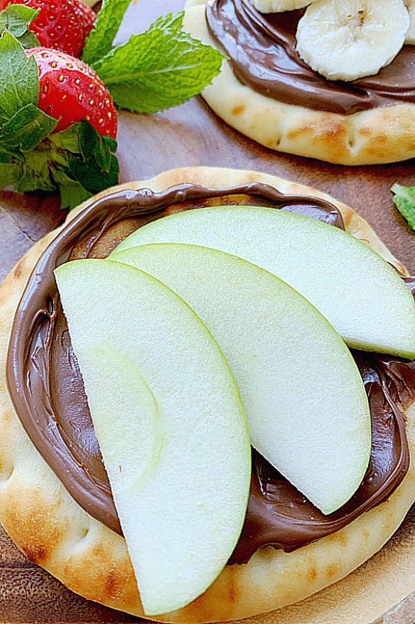 nutella pizza topped with sliced green apple