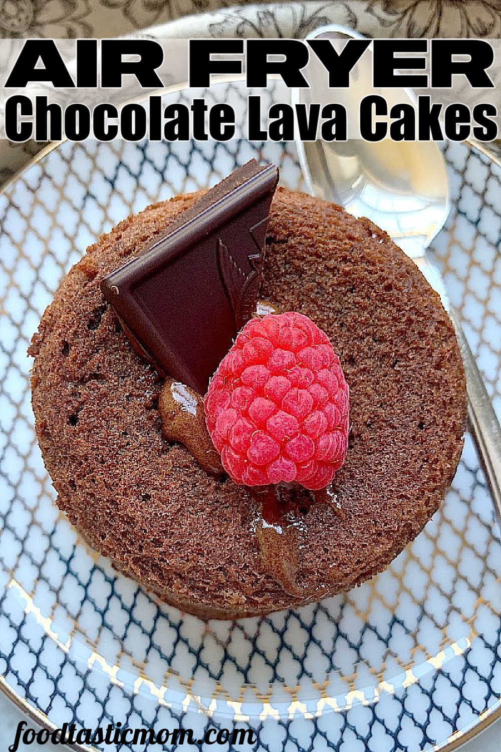 Air Fryer Lava Cakes | Foodtastic Mom #airfryerrecipes #airfryerdesserts #lavacake #airfryerlavacakes via @foodtasticmom