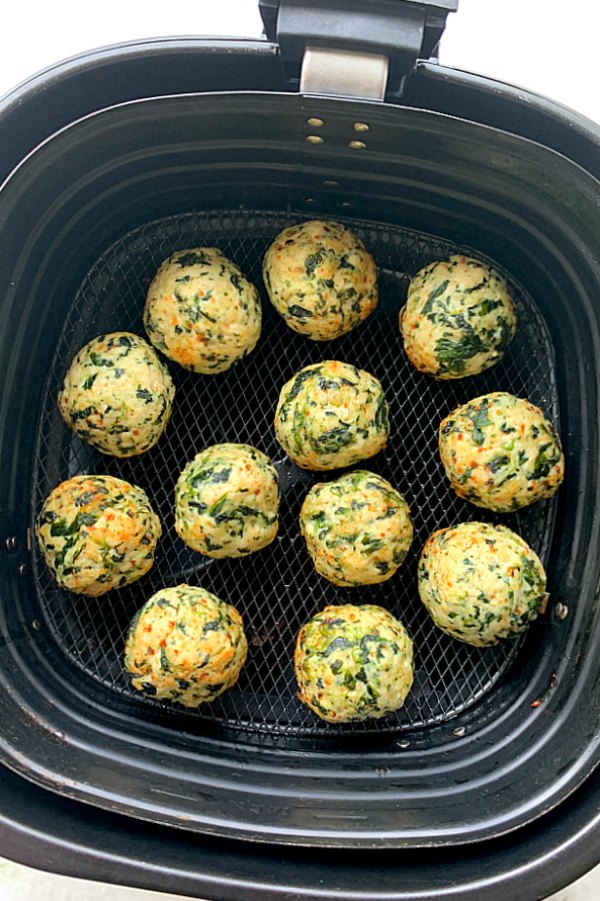 Air Fryer Turkey Meatballs | Foodtastic Mom #airfryerrecipes #healthyrecipes #meatballs #turkeymeatballs #airfryerturkeymeatballs #mealprep