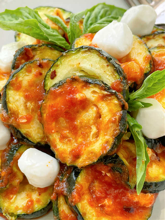 air fryer zucchini with marinara sauce and mozzarella cheese