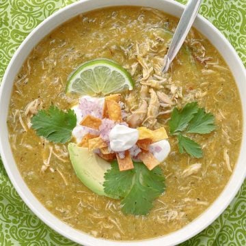 Green Chicken Enchilada Soup | Foodtastic Mom #souprecipes #chickensouprecipes #greenchickenenchiladasoup