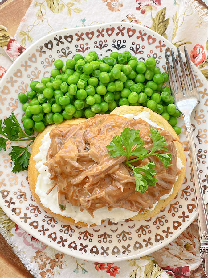 beef manhattan on a plate with peas