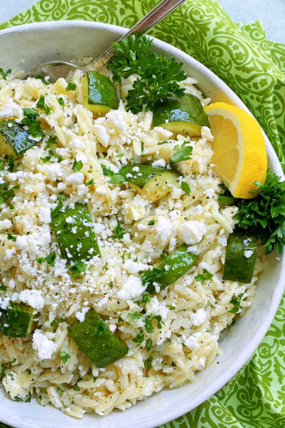 This Orzo Pasta Salad mixes both orzo pasta and cauliflower rice for a lower calorie salad. This salad does not soak up all the dressing in the fridge. via @foodtasticmom