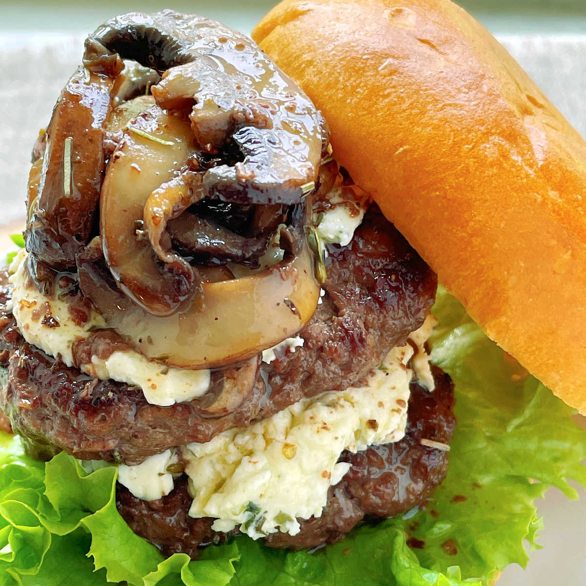 wagyu beef mince burger recipe - Tobias Jordon