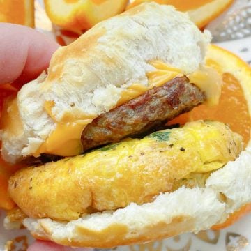 Air Fryer Breakfast Sandwich | Foodtastic Mom #airfryerrecipes #airfryerbreakfastsandwich #breakfastsandwich