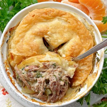 Slow Cooker Steak Pie | Foodtastic Mom #slowcookerrecipes #steakpie #potpierecipes #slowcookersteakpie