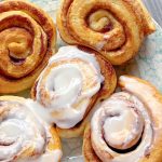 Air Fryer Cinnamon Rolls | Foodtastic Mom #airfryerrecipes #cinnamonrolls #airfryercinnamonrolls