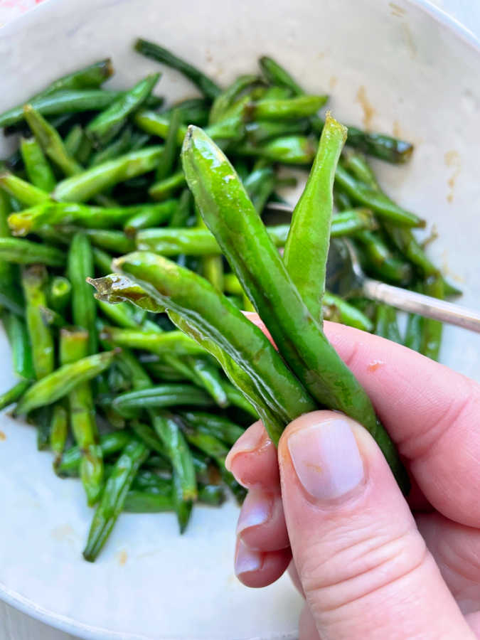 showing a close up of air fryer green beans