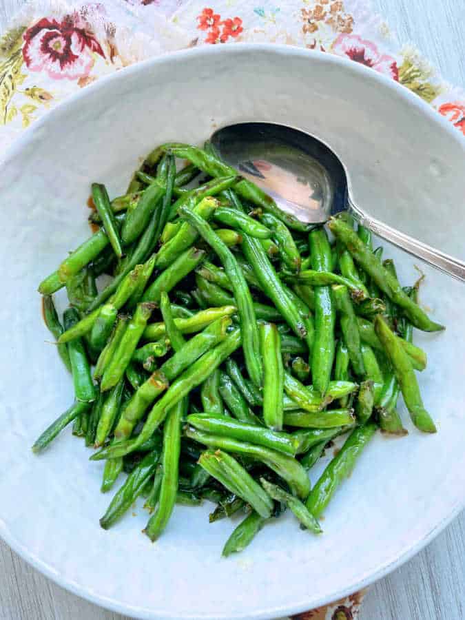 air fryer green beans in a white serving bowl