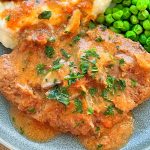 Crock Pot Cube Steak and Gravy | Foodtastic Mom #crockpotrecipes #slowcookerrecipes #crockpotcubedsteakandgravy #cubedsteak