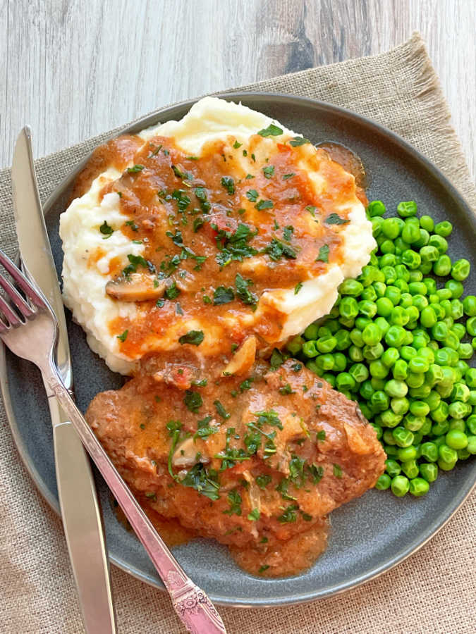 Crockpot Cube Steak: Slow Cooker Cubed Steak with Gravy Dinner