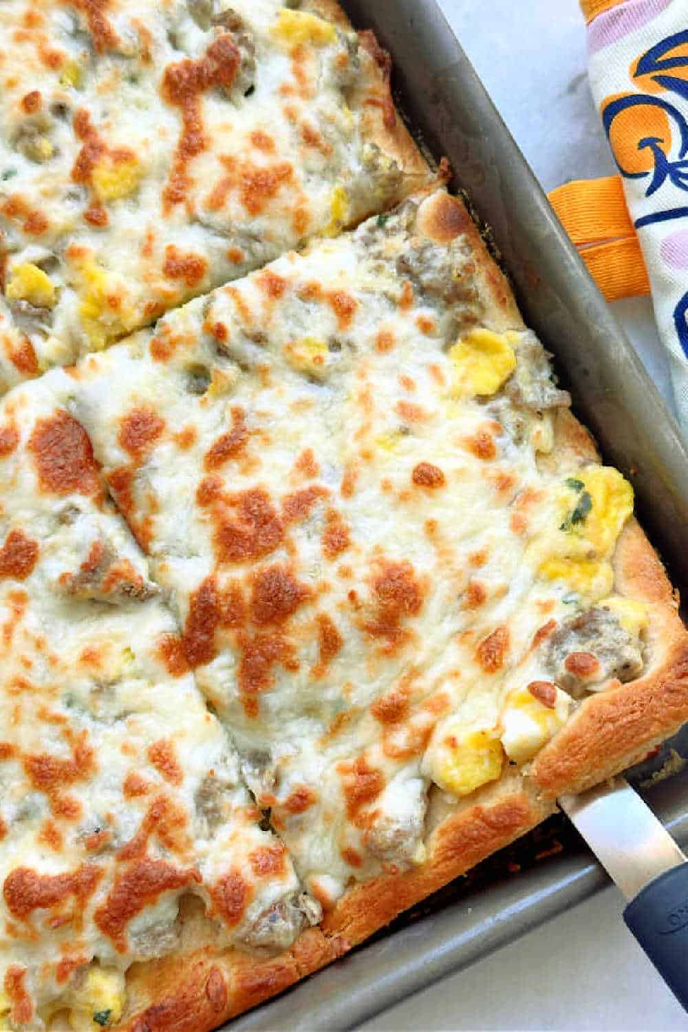 This school breakfast pizza serves a crowd and gets help from the microwave to streamline its assembly of crescent crust, sausage gravy, eggs and cheese. via @foodtasticmom
