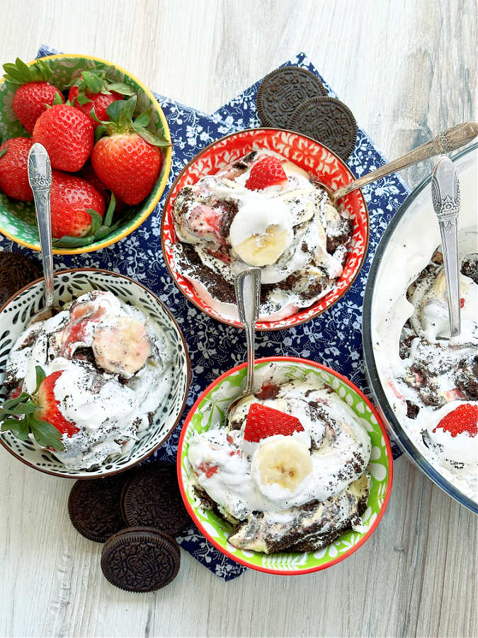 strawberry banana pudding served into three smaller dessert bowls