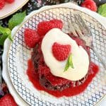 An easy raspberry shortcake recipe made with chocolate biscuits, raspberry sauce and homemade whipped cream. Made with frozen raspberries.