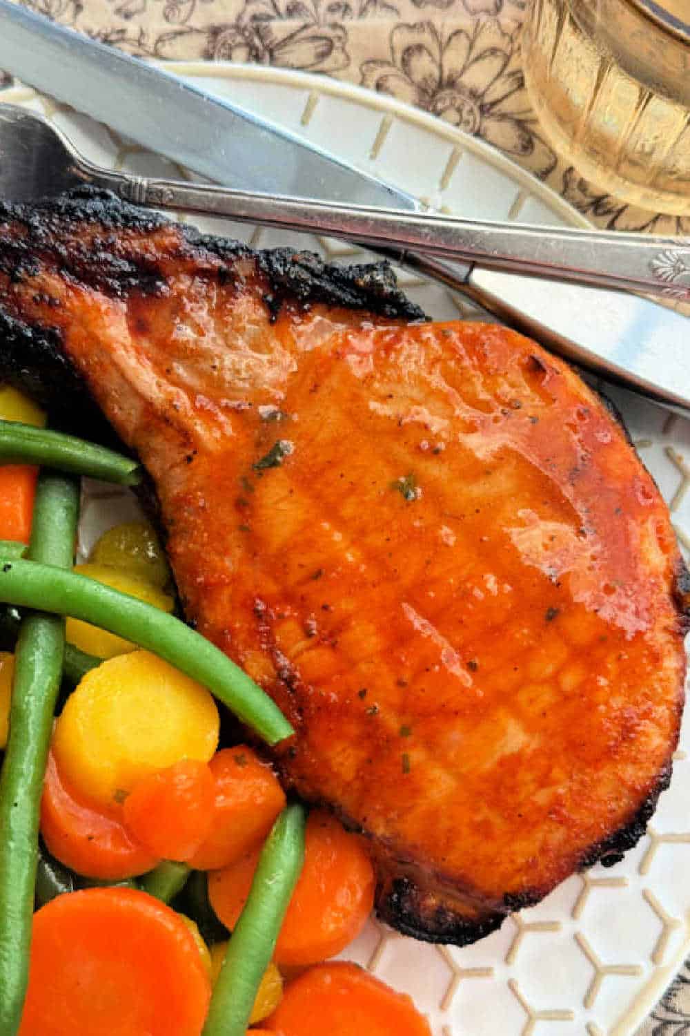 Broiled Pork Chops are tender and perfectly seasoned. They are a delicious and easy dinner your whole family will love. via @foodtasticmom