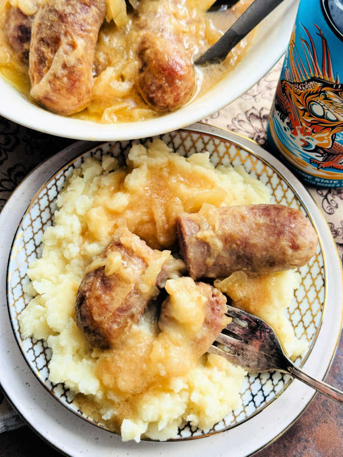 slow cooker beer brat with mashed potatoes